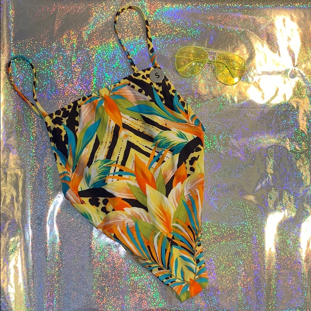 Super cute one piece bathing suit🌺🍃